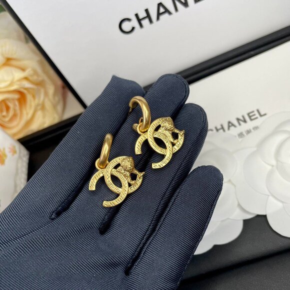 CHANEL Women's Metal Earrings Gold - Picture 1 of 6